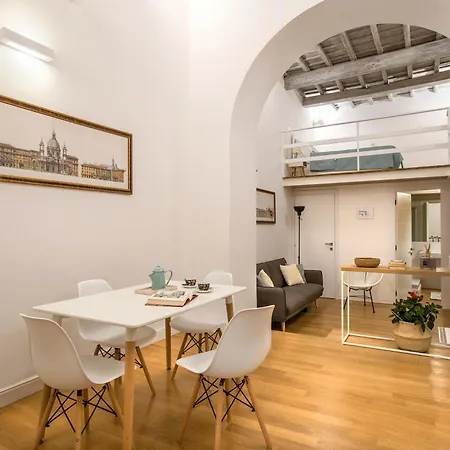 Holidays Teatro Pace アパート ローマ