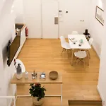 Holidays Teatro Pace 아파트 로마
